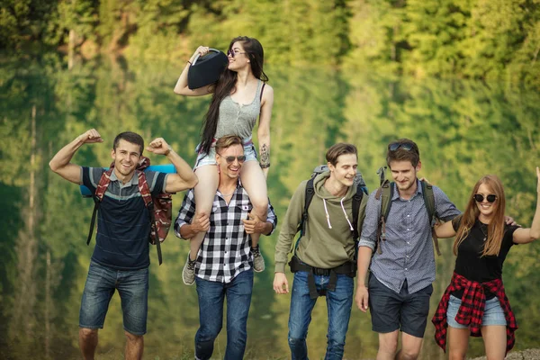Unga resenärer är rundvandring — Stockfoto