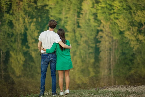 Dois amantes em pé no topo da colina — Fotografia de Stock