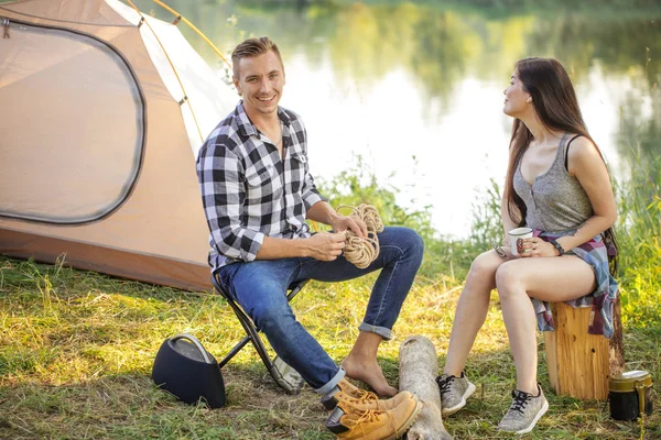 Vacanzieri attraenti stanno andando in campeggio — Foto Stock