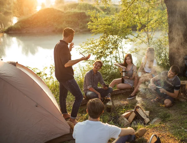 Junge Touristin übertreibt es mit Freunden — Stockfoto