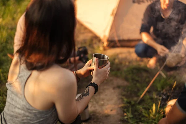 Close-up van achteraanzicht foto van brunette houdt een kopje — Stockfoto