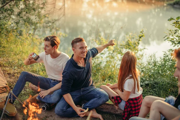 Romantico bel ragazzo sta indicando il fantastico tramonto — Foto Stock