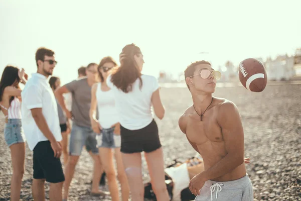 Młodzi przyjaciele, zabawy i tańce na plaży podczas zachodu słońca — Zdjęcie stockowe