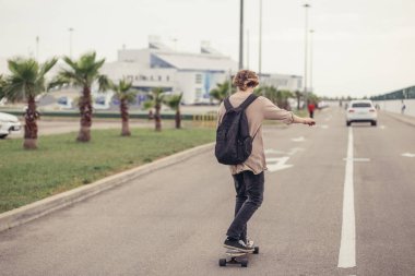 Çocuk Longboard boardwalk, sıcak yaz saati sürme