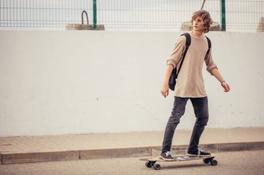 Çocuk Longboard boardwalk, sıcak yaz saati sürme
