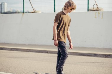 Çocuk Longboard boardwalk, sıcak yaz saati sürme