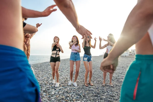 Friends dance on beach under sunset sunlight, having fun, happy, enjoy — Stock Photo, Image