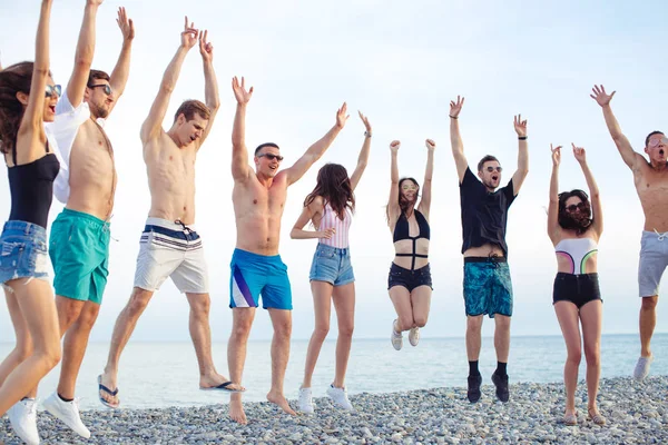 Amigos dançam na praia sob a luz do sol, se divertindo, feliz, desfrutar — Fotografia de Stock