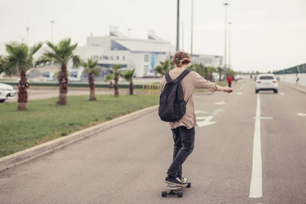 Çocuk Longboard boardwalk, sıcak yaz saati sürme — Stok fotoğraf