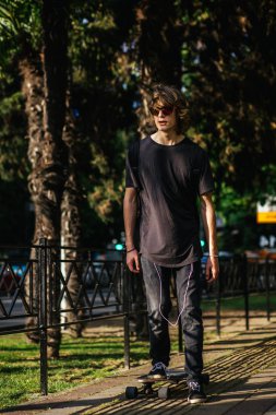 Çocuk Longboard boardwalk, sıcak yaz saati sürme