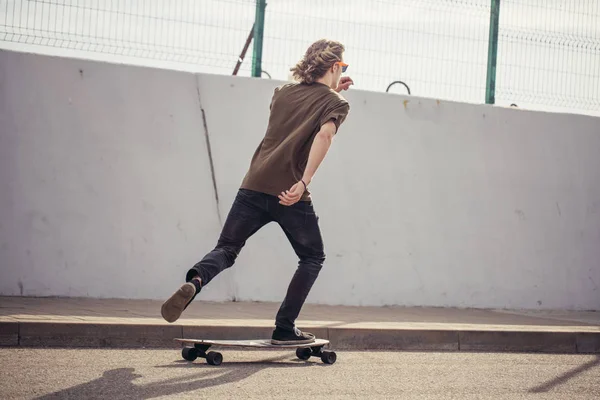 Çocuk Longboard boardwalk, sıcak yaz saati sürme — Stok fotoğraf