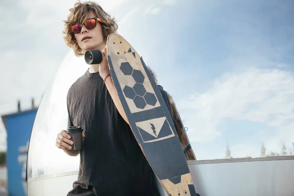 Hipster Homme Habillé Chemise Tenant Skateboard Sur Épaule Portrait Rue — Photo