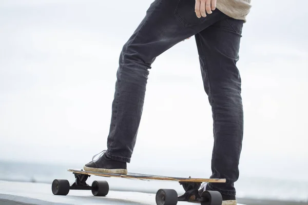 Close up van mens voet rijden longboard in park — Stockfoto