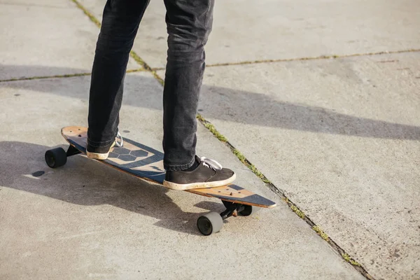 Close up van mens voet rijden longboard in park — Stockfoto