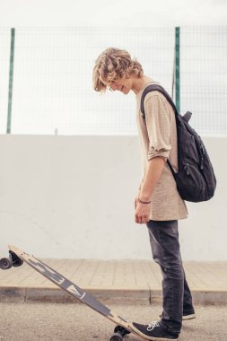 adam ayak Longboard Park at binme
