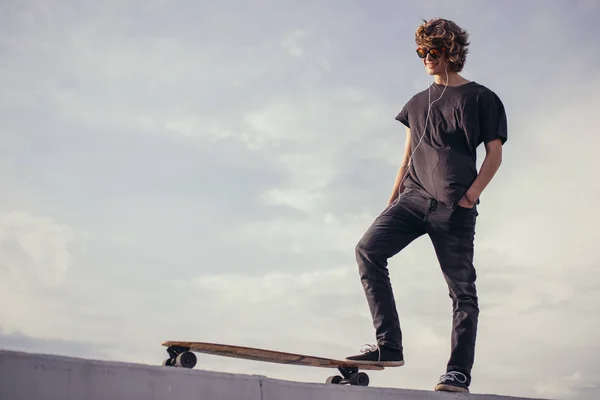 Mens voet paardrijden longboard in park — Stockfoto