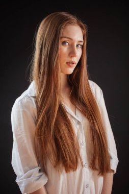 Üzerinde siyah backgr kameraya bakarak poz güzel zencefil kız