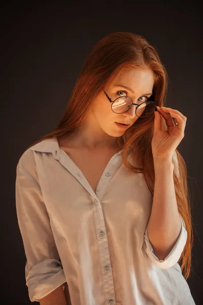 Жіноча модель в окулярах на чорному фоні — стокове фото