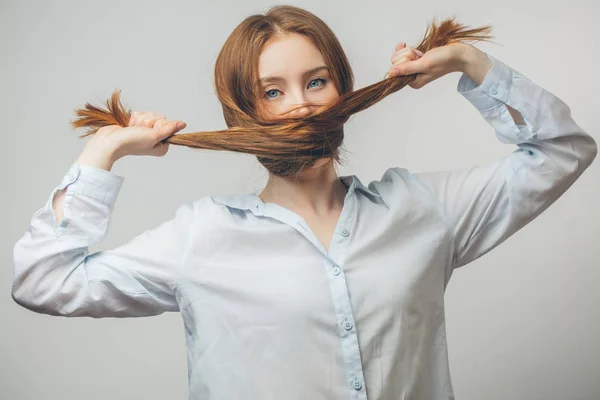 Mooi model vrouw met dikke gember rechte lange haren — Stockfoto