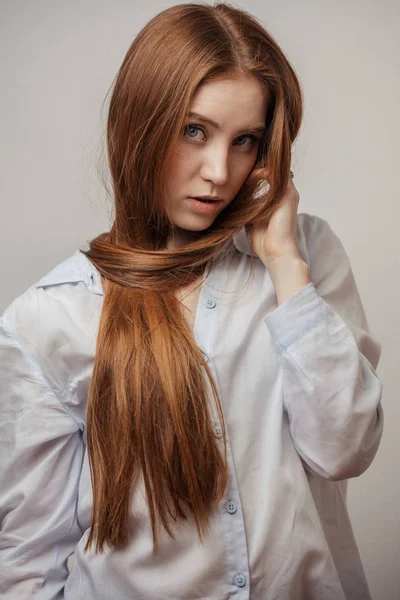 Krásná modelka fenka s hustým zázvorem rovné dlouhé vlasy — Stock fotografie