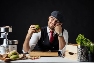 Yemek aşığı hazır hamburgerleri kendi kendine pişirmeyi sever.