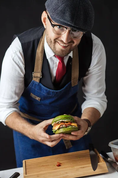 음식을 사랑 하는 사람들은 스스로 햄버거를 만들어 요리하는 것을 좋아합니다 — 스톡 사진