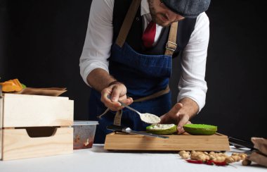 Hamburger pişir yeşil çöreğe sos ekle.