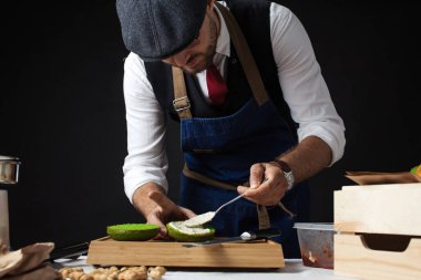 Hamburger pişir yeşil çöreğe sos ekle.