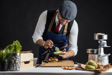 Hamburger pişir yeşil çöreğe sos ekle.