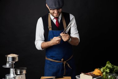 Ticari mutfakta keskinleştiren bıçağın orta kısmı.