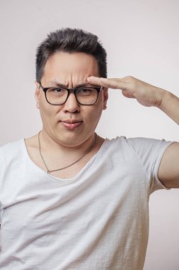 Asyalı selam duruşu. Emri yerine getirmeye hazır..