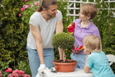 Anne ve küçük çocuk bahçıvanlık merkezinde alışveriş yapıyor.