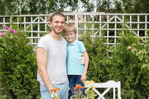Portret van een gelukkige vader en zoon in de tuin — Stockfoto