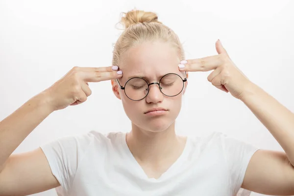 Mujer rubia aislada sobre fondo blanco — Foto de Stock