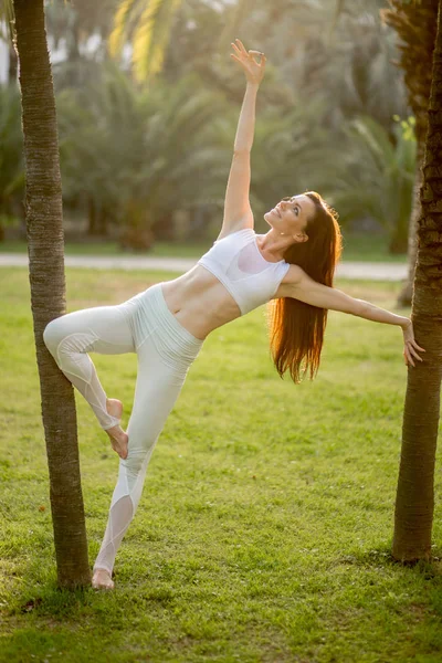 Young female workout before fitness training at the park. — Stock Photo, Image