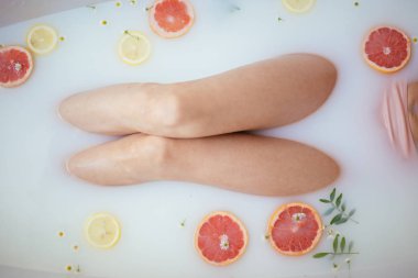 Süt banyosunda meyveli güzel seksi kadın