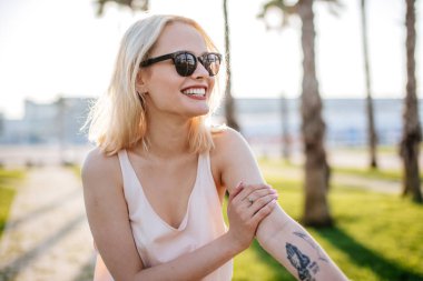 Yeşil salonda bisiklete binen kadın yurtdışında bisiklet macerasının keyfini çıkarıyor..