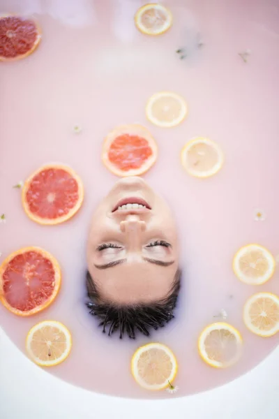 우유 목욕을 하고 있는 여성. 피부 관리 개념입니다. 건강 한 얼굴과 원기. — 스톡 사진