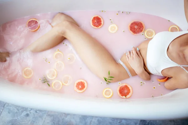 Frau entspannt sich im milchigen Bad im Kurort. Wellness und Wohlfühlkonzept — Stockfoto