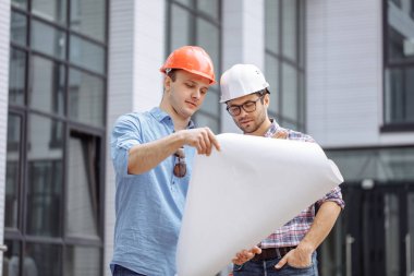 iki iddialı mühendisleri gökdelen oluşturmak için kendi fikirleri gelişmekte olan