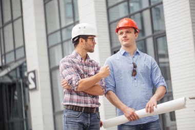 yetenekli mühendis deneyimli mimar ile konuşuyor