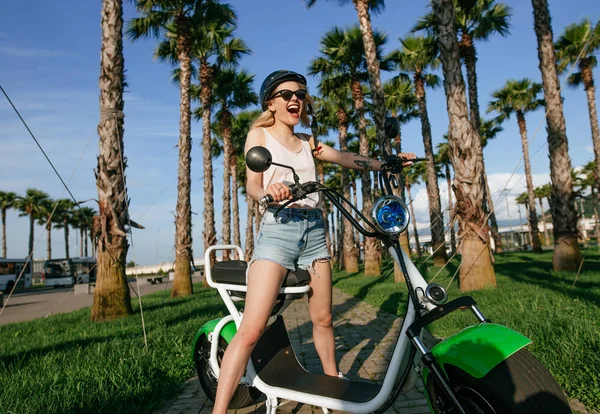 Kobiety z nowoczesnym miejskim elektrycznym rowerem elektrycznym ekologiczny transport miejski — Zdjęcie stockowe