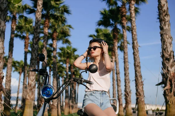 Vrouwen met elektrische fiets in het park — Stockfoto