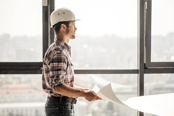 Stilig builder tittar bort och slittning hans ögon — Stockfoto