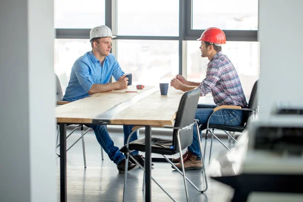 Bauarbeiter frühstücken am Arbeitsplatz — Stockfoto