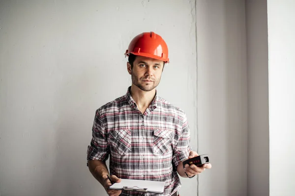 Foreman håller ett måttband och en urklipp — Stockfoto