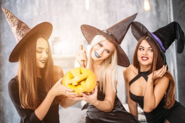 çılgın seksi parti, zevk, üç metresi parlak kırmızı dudaklar, uzun Sihirbazı headwears, ayakta kesilerek kabak kafalı, beyaz duvar arka plan üzerinde poz ile zarif aşınmaya yıldız gibi