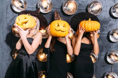 halloween pumpkins holding cassocks üç gülümseyen Rahibe