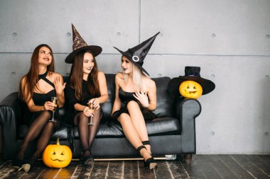 Cadılar Bayramı şapkalar ve şampanya ile poz gençler