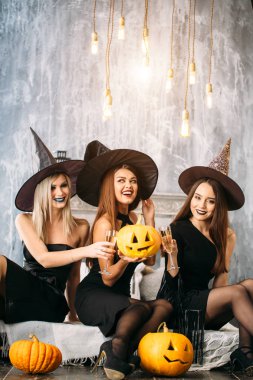 Grup genç insanlar yatakta şampanya içmek